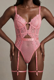 Kanten body met dijbeenband - AUDACE Roze 